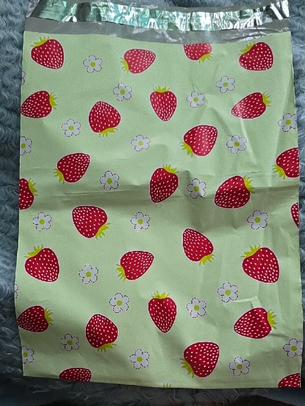 15 Strawberry Print Gift Polymailers- Pastel Green & Red - Picture 2 of 2